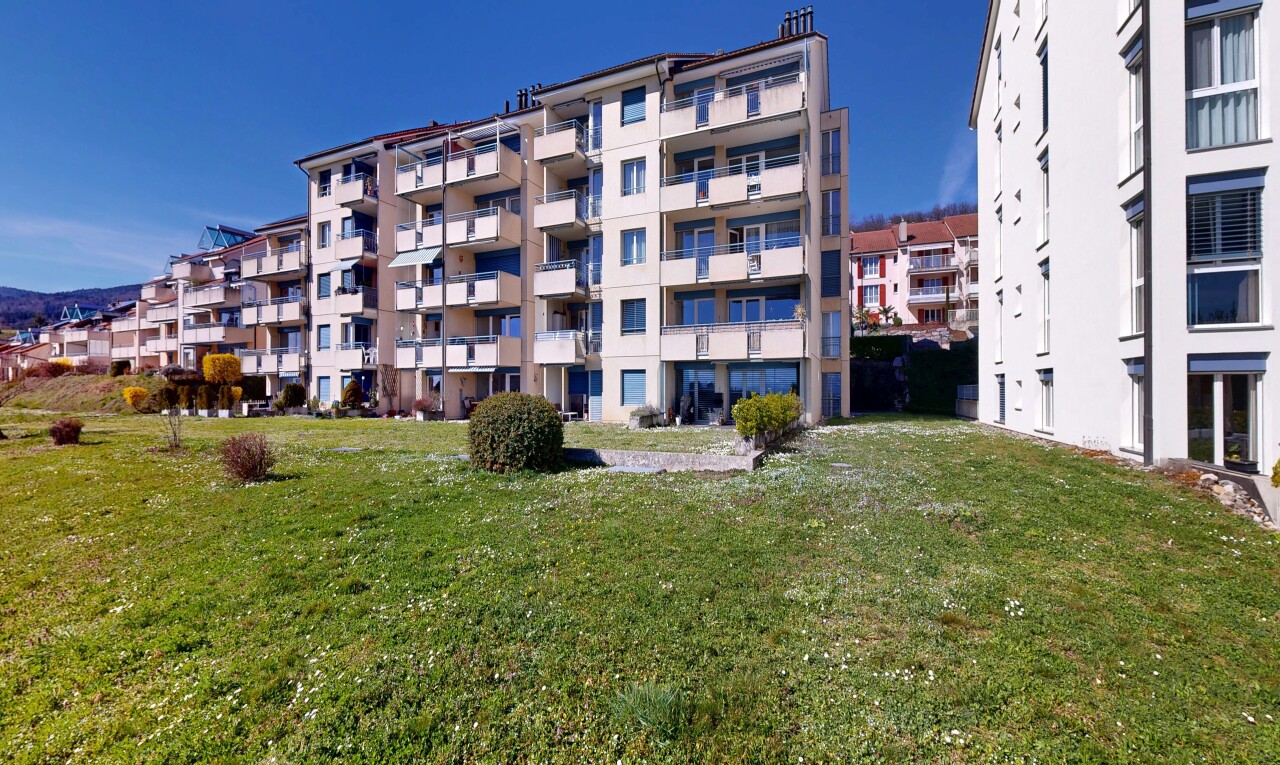 extérieur du bâtiment avec vue sur le complexe d'appartements, apartment complex view, day time, et from community