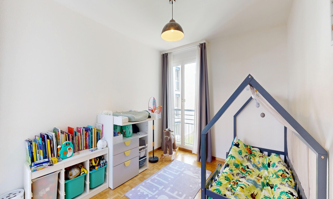 chambre avec inside property, sol en finition bois, wood finish floor, cloison sèche, et drywall