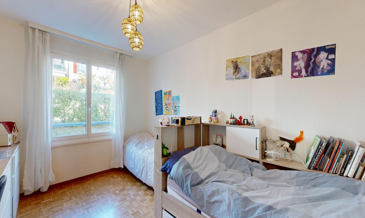 chambre avec cloison sèche, drywall, sol en finition bois, wood finish floor, et inside property
