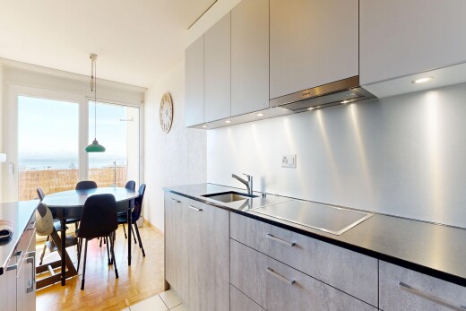 cuisine avec lumière naturelle, natural light, hotte, inside property, et light floor