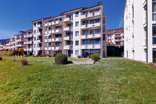 außenansicht mit blick auf wohnanlage, apartment complex view, day time, und from community