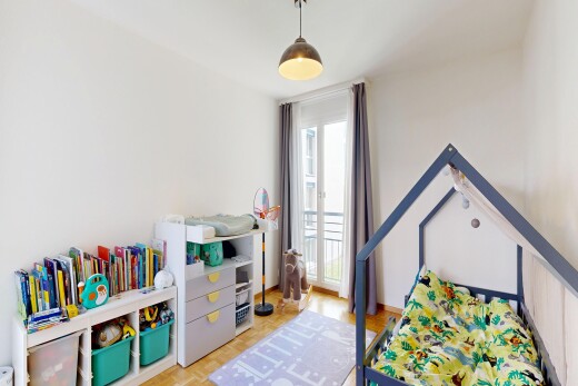 chambre avec inside property, sol en finition bois, wood finish floor, cloison sèche, et drywall