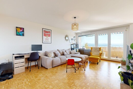 salon avec wood finish floor, sol en finition bois, parquet floor, inside property, et espace bureau