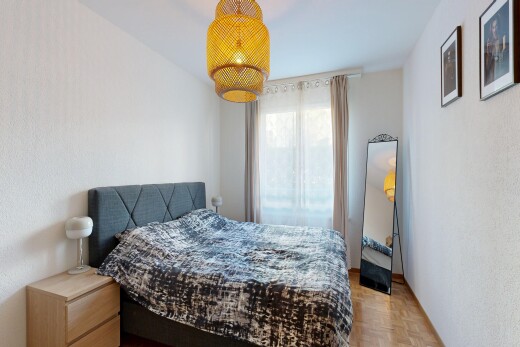 zimmer / schlafzimmer mit parquet floor, natural light, natürliches licht, wood finish floor, und holzfußboden