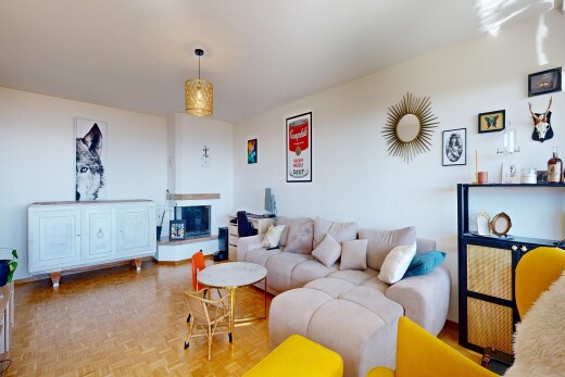 salon avec parquet floor, drywall, cloison sèche, wood finish floor, et sol en finition bois