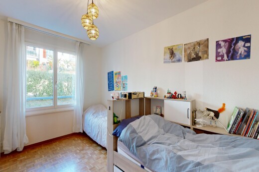 zimmer / schlafzimmer mit gipskartonwand, drywall, holzfußboden, wood finish floor, und inside property