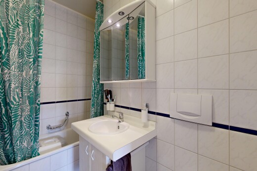 salle de bains avec mur en carrelage, tile wall, miroir, salle de bain complète, et inside property