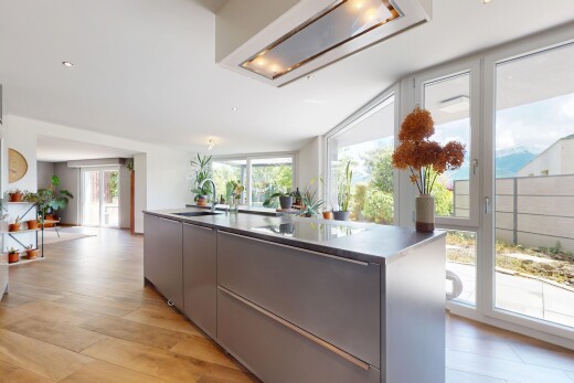 küche mit waschbecken, herd, graue schränke, natürliches licht, und natural light