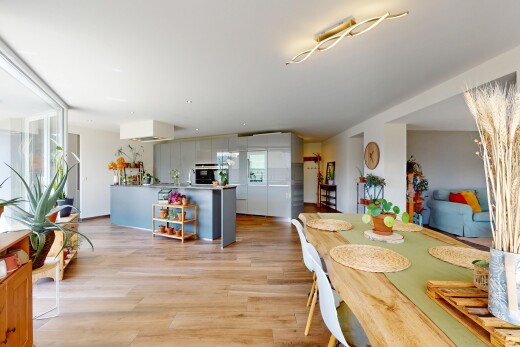 esszimmer mit inside property, drywall, gipskartonwand, wood finish floor, und holzfußboden