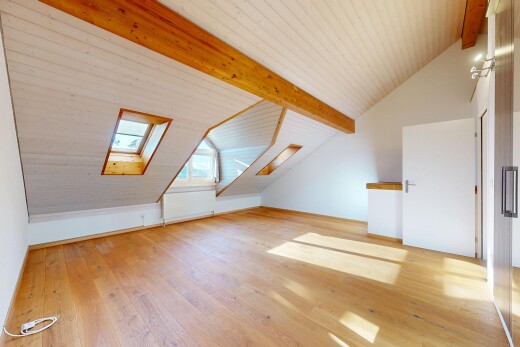 pièce vide avec beamed ceiling, plafond à poutres, vaulted ceiling, plafond voûté, et inside property
