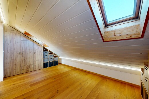 pièce vide avec plafond en bois, wood ceiling, plafond voûté, vaulted ceiling, et sol en finition bois