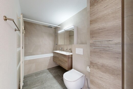 bad mit komplettes badezimmer, kombiniertes bad / dusche, schminktisch, inside property, und fliesenwand