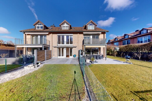 außenansicht mit dachgaube, balkon, rasen, day time, und property visible