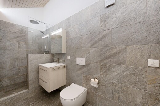 salle de bains avec douche, salle de bain complète, lavabo (ou coiffeuse selon le contexte), miroir, et inside property