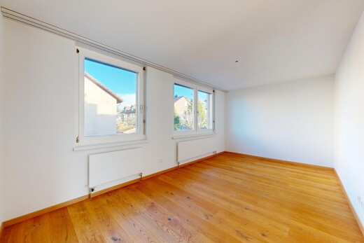 pièce vide avec day time, sol en finition bois, wood finish floor, radiateur, et cloison sèche