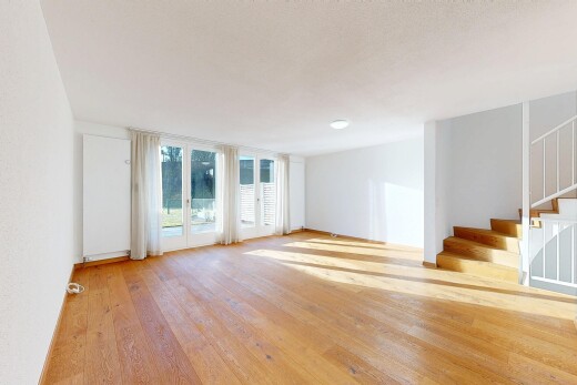 pièce vide avec sol en finition bois, wood finish floor, inside property, escaliers, et cloison sèche