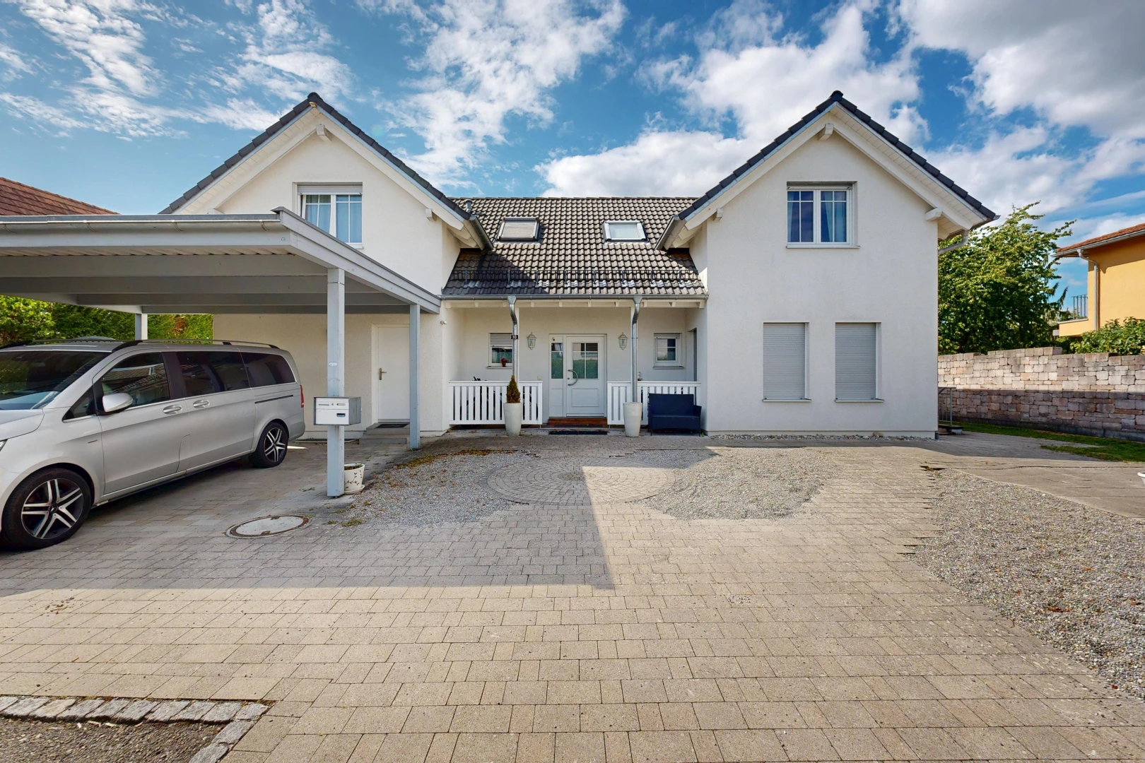 façade avec bardage en stuc, property visible, toit en tuiles, day time, et abri de voiture