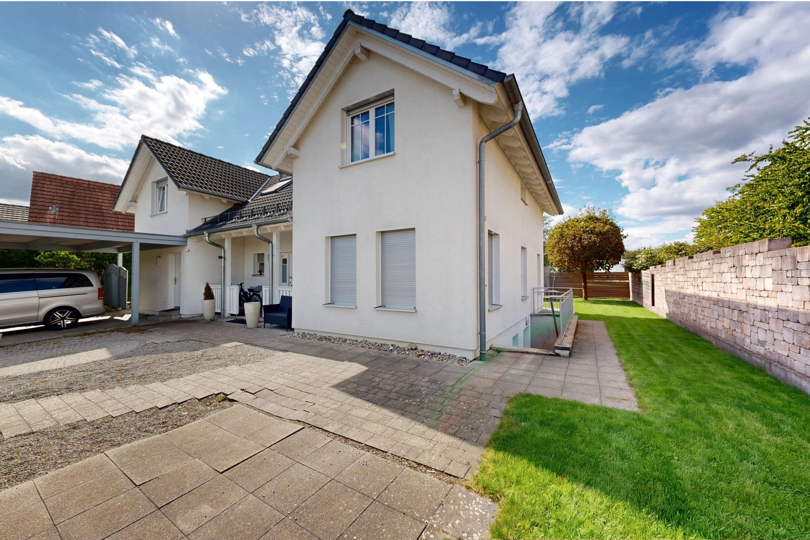 façade avec property visible, bardage en stuc, pelouse, clôture, et toit en tuiles