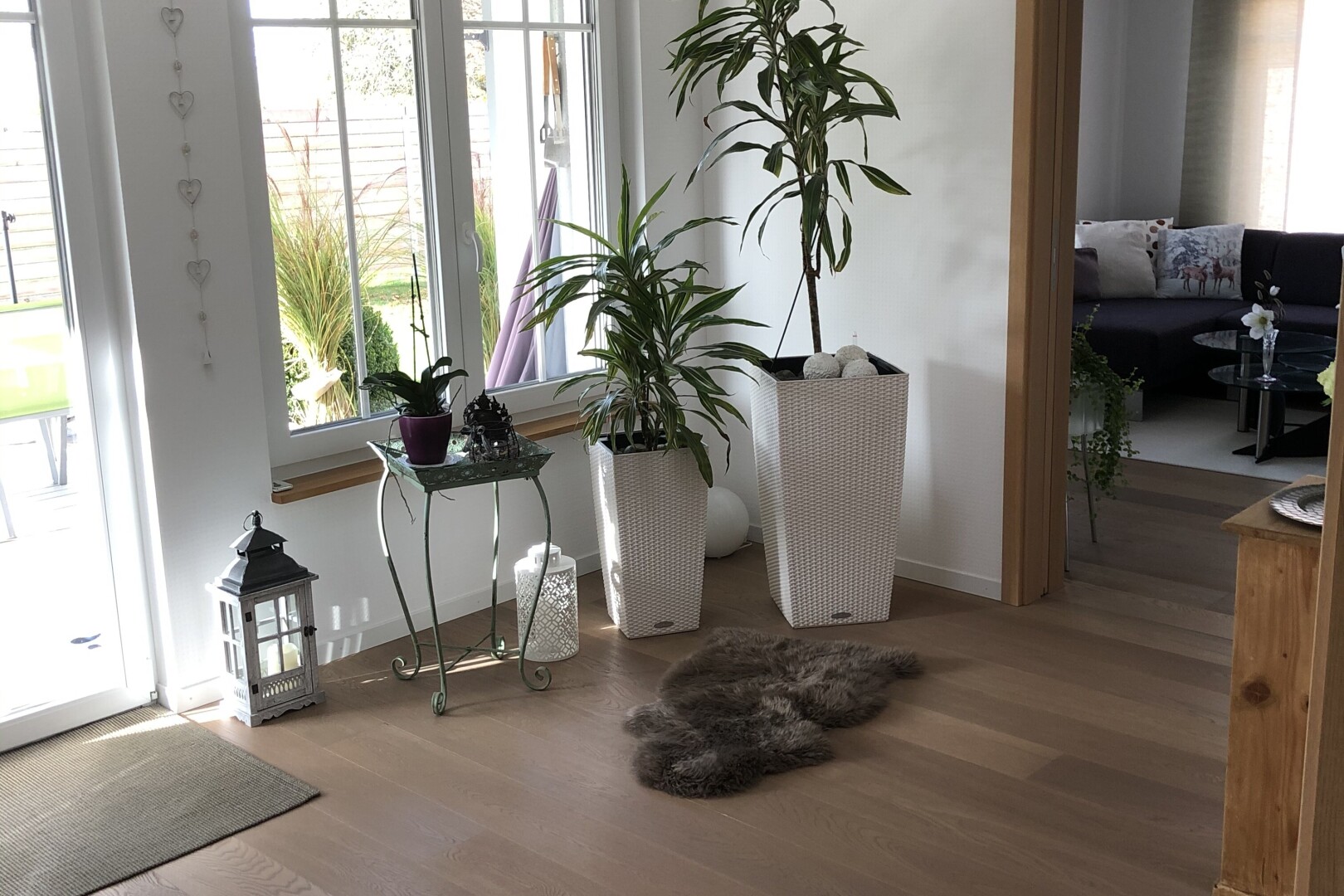 salon avec drywall, cloison sèche, wood finish floor, sol en finition bois, et inside property