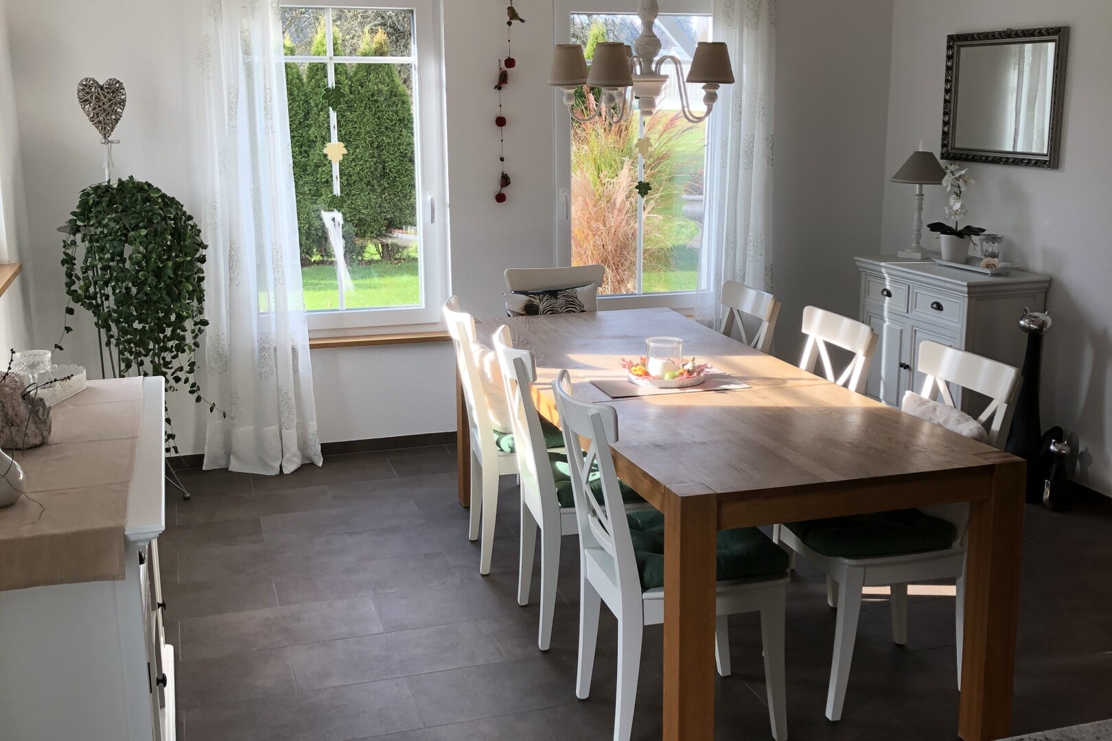 salle à manger avec dark floor, drywall, cloison sèche, lumière naturelle, et inside property
