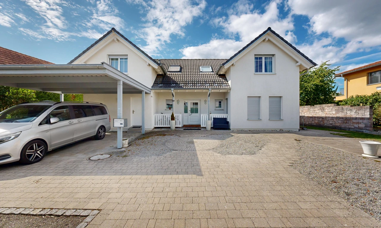 façade avec bardage en stuc, property visible, toit en tuiles, day time, et abri de voiture
