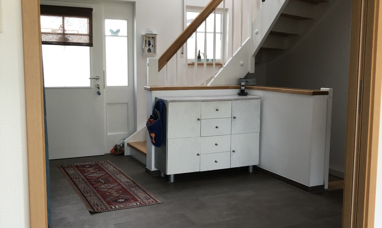 couloir avec escaliers, accès à l'extérieur, drywall, cloison sèche, et inside property