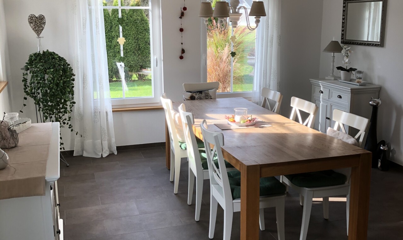salle à manger avec dark floor, drywall, cloison sèche, lumière naturelle, et inside property