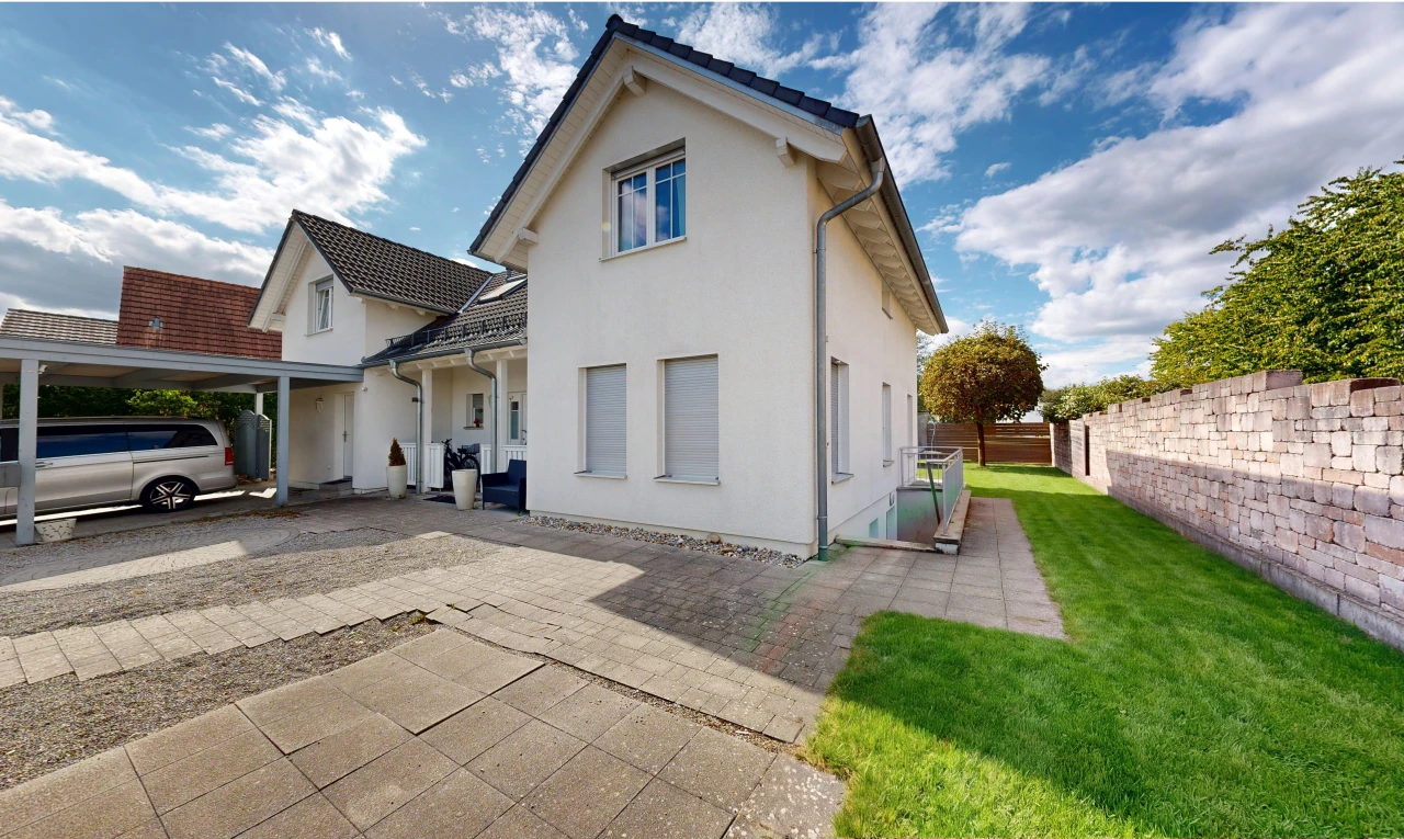 façade avec property visible, bardage en stuc, pelouse, clôture, et toit en tuiles