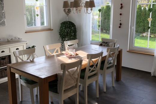 salle à manger avec drywall, cloison sèche, dark floor, et lumière naturelle