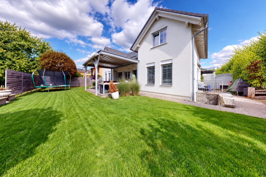 façade avec trampoline, property visible, from property, pelouse, et clôture