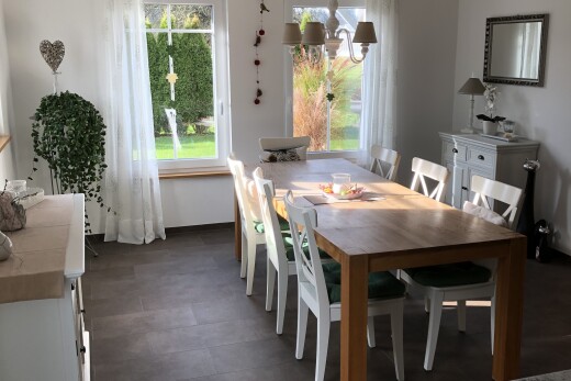 salle à manger avec dark floor, drywall, cloison sèche, lumière naturelle, et inside property
