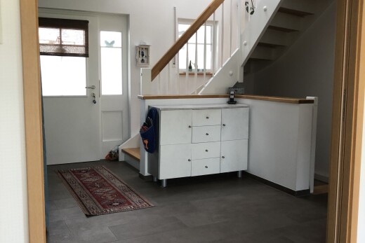 couloir avec escaliers, accès à l'extérieur, drywall, cloison sèche, et inside property