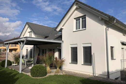 façade avec property visible, terrasse, fondation en béton, toit en tuiles, et day time