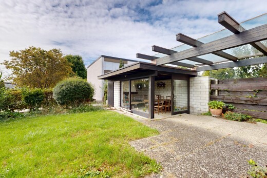 außenansicht mit rasen, property visible, pergola, terrasse, und day time