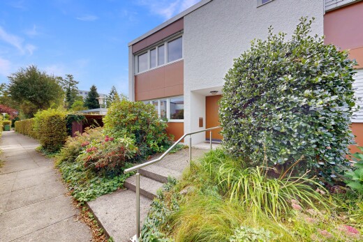 außenansicht mit stuckverkleidung, day time, und property visible