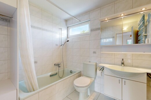 bad mit komplettes badezimmer, fliesenwand, tile wall, kombiniertes bad / dusche, und spiegel