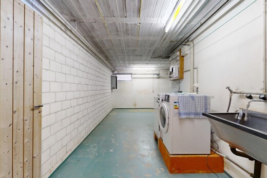 wäschekammer mit concrete floor, inside property, wäscherei, keller, und waschbecken
