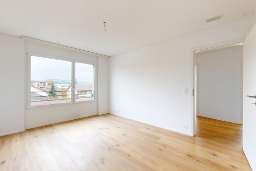 leerer raum mit natürliches licht, natural light, inside property, holzfußboden, und wood finish floor