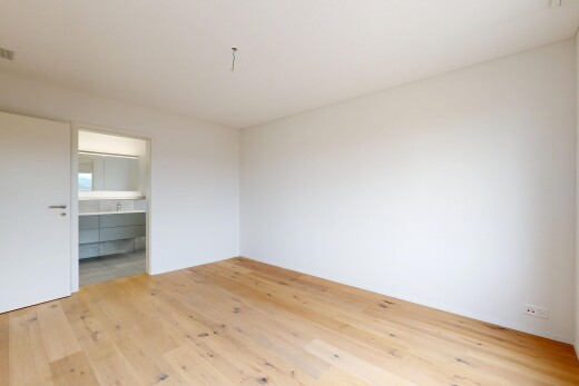 leerer raum mit inside property, drywall, gipskartonwand, wood finish floor, und holzfußboden