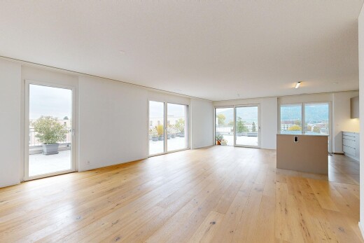 leerer raum mit wood finish floor, holzfußboden, inside property, natural light, und natürliches licht