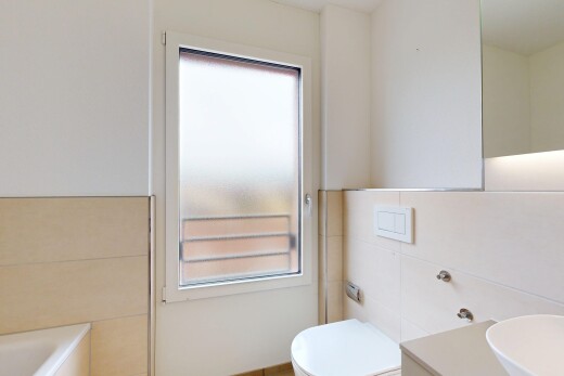 bad mit natürliches licht, natural light, spiegel, inside property, und komplettes badezimmer