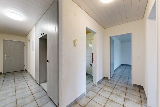 halle / korridor mit tile floor, fliesenboden, inside property, wood ceiling, und holzdecke