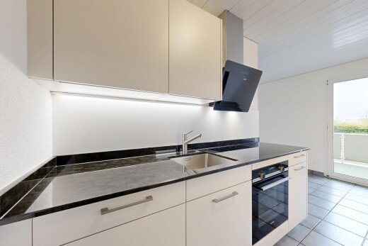 küche mit ofen, schränke mit flachen paneelen, inside property, dunstabzugshaube, und tile floor