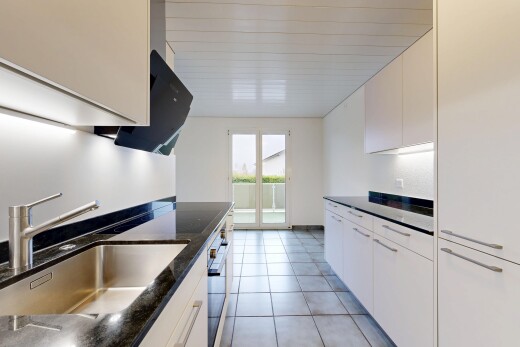 küche mit weiße schränke, waschbecken, inside property, fliesenboden, und tile floor