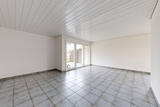 leerer raum mit natural light, natürliches licht, inside property, tile floor, und fliesenboden