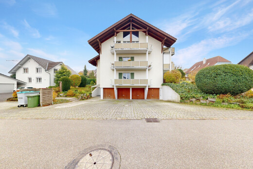 außenansicht mit property visible, day time, balkon, und auffahrt