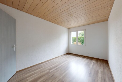 leerer raum mit wood finish floor, holzfußboden, inside property, natural light, und natürliches licht