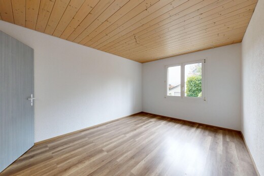 leerer raum mit holzfußboden, wood finish floor, natürliches licht, natural light, und inside property