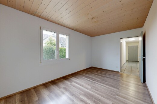 leerer raum mit natural light, natürliches licht, inside property, wood finish floor, und holzfußboden