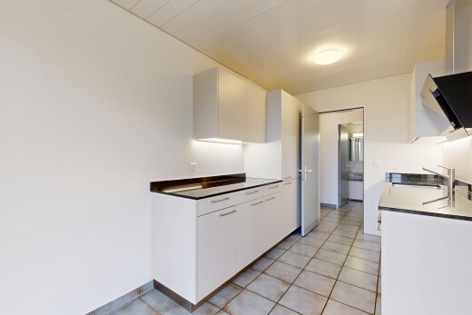 küche mit weiße schränke, dunstabzugshaube, durchgangsküche, tile floor, und fliesenboden